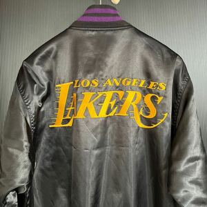 90's NBA LOSANGELES LAKERS ロサンゼルス レイカーズ ビンテージ スタジャン ジャケット 刺繍ワッペン ヴィンテージ テー黒 メンズL/18
