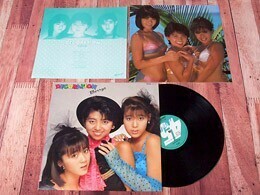 B65929●国内 LP レコード『decoration 12ページ水着写真集付き! berrys（ベリーズ）』（中古 若干難 プロモ？ ポップス）