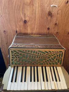 レトロアコーディオン　YAMAHA　骨董　ジャンク品　手風琴　木製　ピアノ式 YAMAHA