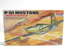 [mr0 NN7608] 未組立 ACADEMY アカデミー 1/72 P-51 MUSTANG マスタング NORTH AFRICA 戦闘機 スケールモデル プラモデル_画像1