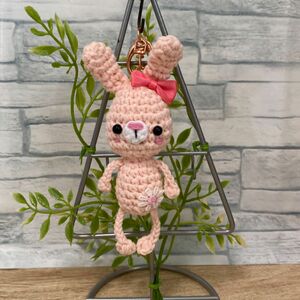 ウサギちゃん(ピンク系)の編みぐるみストラップ　ハンドメイド