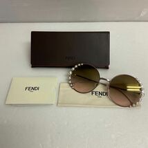 営MK18-60B FENDI フェンディ サングラス アイフェア ラウンドシェイプ FF0295 丸型 フェイクパール スモークグラデーションピンク 箱付_画像1