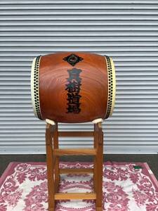 ◯営KU015-T佐【埼玉発】岡田屋 布施 和太鼓 台付 直径約54cm 筒長約61cm 台高さ約81cm 打楽器 ネーム入り 現状品