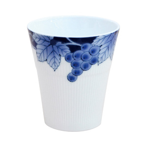 香蘭社 縁起柄ぶどうが爽やかな カップ ハーベストグレープ 200ml 有田焼 日本製 ブルーとホワイトの美しい葡萄柄