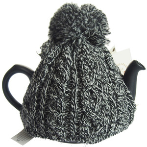 紅茶の本場イギリスの家庭用 ティーコージー 2杯分600mlサイズ用 ブラックホワイト 英国製 ウール100％ ケーブル編み