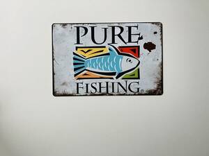 ブリキ看板 20×30㎝ PURE FISHING フィッシング 魚 バス 魚拓 釣り お洒落に FISHER MAN'S ガレージ TIN インテリア NEW 防水 新品 P-854