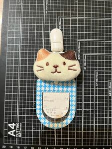 【限定】ハンドメイド、服に穴が開かない名札クリップ、三毛猫ちゃん