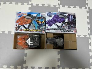 仮面ライダーガッチャード　DXケミーライザー＆DXケミーライザー 黒鋼スパナver. 美中古 ケミーライドカード無