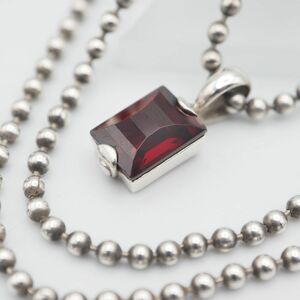 L939 Гранат Silver925 Выгравированное подвесное ожерелье дизайн серебристого камня января