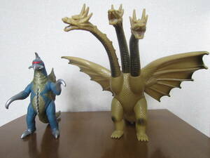 怪獣フィギュア　2体 バンダイ 「キングギドラ」 1984年　23cm　「ガイガン」1998年　19cm　東宝　ゴジラ 
