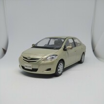 トヨタベルタ前期　1/30　カラーサンプル　ミニカー　非売品　カラーNo.6U4　ライトオリーブメタリック　TOYOTA BELTA_画像1