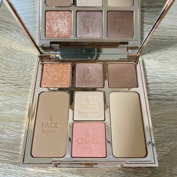 CHARLOTTE TILBURY look of love メイクパレット