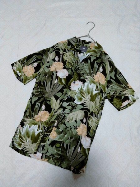 【H＆Ｍ】メンズ　アロハシャツ 花柄　連 ボタニカル　半袖シャツ　Ｍ