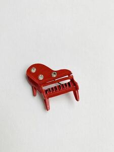 【USED】レトロ　赤いピアノ　可愛い　ブローチ　昭和レトロ　レトロポップ