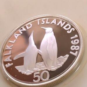 フォークランド諸島 1987 50ペンス銀貨プルーフ 25th Anniversary World Wildlife Fund-King penguinsの画像1