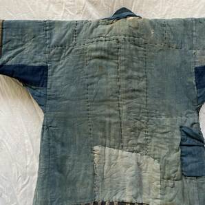 戦前 戦後 藍の色味 褞袍 野良着 綿入り 藍染 切り替え 手差し ジャパンヴィンテージ JAPAN VINTAGE 日本の古い服 襤褸 BORO 継ぎ接ぎ 朽ちの画像4