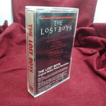 363【カセットテープ】アメリカ盤 THE LOST BOYS/ロストボーイ サウンドトラック 昭和レトロ B級ホラー映画 洋楽 ミュージック_画像1