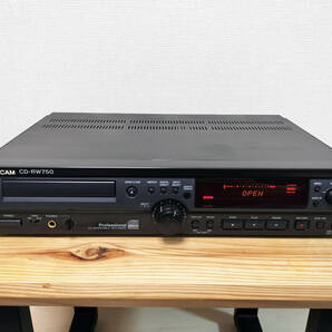 TASCAM TEAC タスカム ティアック 業務用 CDレコーダー CD-RW750 通電確認！ジャンク！部品取り、修理できる方に！送料無料！の画像1