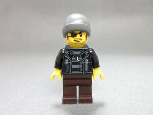 LEGO★132 正規品 泥棒 強盗 街の人 ミニフィグ 同梱可能 レゴ シティ タウン 男 女 子供 女の子 男の子 髪の毛 トルソー レッグ