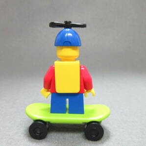 LEGO★288 正規品 スケボー 少年 街の人 ミニフィグ 同梱可能 レゴ シティ タウン 男 女 子供 女の子 男の子 髪の毛 トルソー レッグの画像2