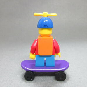 LEGO★300 正規品 スケボー 少年 街の人 ミニフィグ 同梱可能 レゴ シティ タウン 男 女 子供 女の子 男の子 髪の毛 トルソー レッグの画像2
