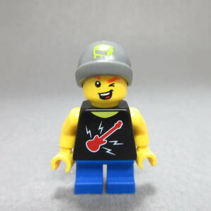 LEGO★317 正規品 男の子 ロック ギター 街の人 ミニフィグ 同梱可 レゴ シティ タウン 男 女 子供 女の子 男の子 髪の毛 トルソー レッグの画像1