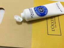 送料無料◆ LOCCITANE紙袋付き30ml【最新製品】リニューアルされて片手で開く◆ロクシタン シア ハンドクリーム 30ml◆正規品/新品未使用_画像3