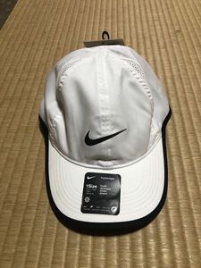 NIKE ジュニア キャップ 739376100 ホワイト　53-56センチ