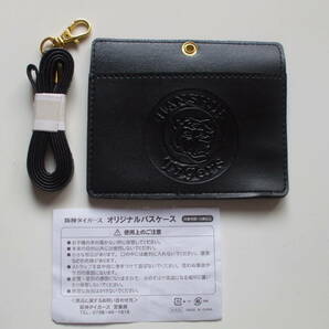 阪神タイガース オリジナルパスケース 型押しロゴ入り パスケース IDケース カードケース ネックストラップ付 非売品の画像1