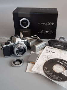 小型ミラーレスカメラ　OLYMPUS OM-D E-M10
