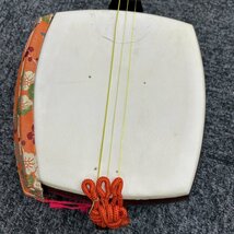 【118080】三味線 メーカー 詳細不明 弦楽器 和楽器 バチ 他 付属品 ハードケース付き 民謡 伝統楽器 日本伝統工芸_画像4