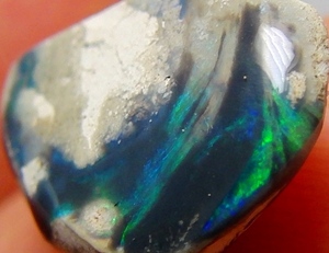 2.30cts 天然ブラックオパール原石 グリーン ブルー 研磨済み 参考資料 鉱物標本
