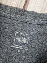 12．状態良好 ノースフェイス NORTH FACE NT31842 ロングスリーブスクエアロゴ カリフォルニアティー メンズM　グレー黒x410_画像5