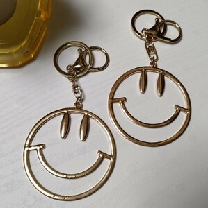 送料無料！　スマイリー　バッグチャーム　二点セット　ゴールド　軽量　キーホルダー　Smiley