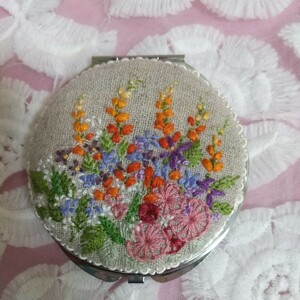 ハンドメイド、両面ミラー、手刺繍、ボタニカル、花に囲まれて、ふゆ