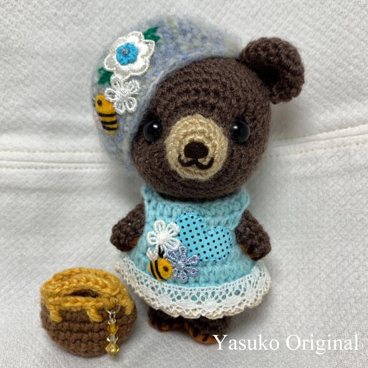 Yasuko's Amigurumi Shop ◆ Bear No. 3970 ◆ Small size ◆ Bear ◆ Flowers and bees ◆ Amigurumi ◆ Handmade ◆ Hand-knitted, toy, game, stuffed toy, Amigurumi