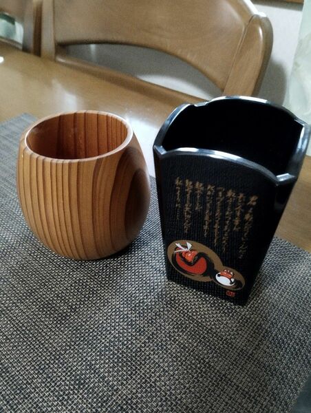 屋久杉花器カバーと漆塗り花器カバー