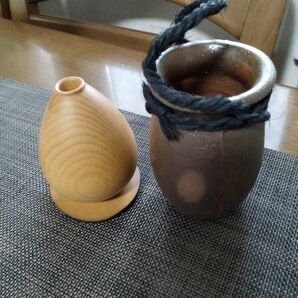タコつぼ型花瓶と木彫り一輪挿し