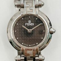 2AB171 【動作品】FENDI 腕時計 レディース 750L 黒文字盤 ズッカ柄 総柄ベルト _画像8