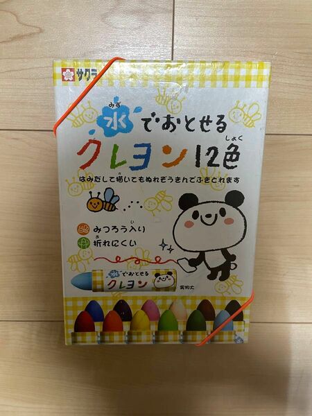 （４９）水で落とせる　クレヨン　12色　対象年齢３歳以上　手や足についても水で洗えば落とせる　みつろうを原材料に使用　サクラ　　　