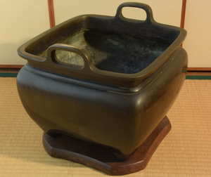 お茶道具　銅製と思われる火鉢　おまけ（火箸、灰ならし、五徳）　送料込