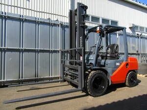 Toyota　中古forklift3.0tonne　202006！Lever操作でツメが動くフォークシフター　Wideキャリッジ　ダブルTires　全TiresNew item