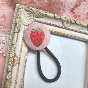 イチゴ　刺繍　くるみぼたん ハンドメイド