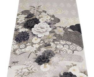 1518番 　新品　正絹　振袖用端切れ　約98cm　紗綾形に花の地模様入　薄めのサンドベージュに流水と百合や牡丹やダリヤや桜の花に古典模様