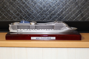 イタリア大型客船　MSC　FANTASIA 　模型・置物・ケース入り・MADE IN CHAINA