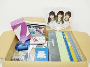 [BA-2-3] アーティストグッズ うちわ カレンダー アクリルキーホルダー いろいろ まとめ売り ジャンク Niziu 乃木坂 欅坂 ももクロ など