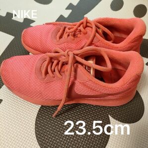 NIKE スニーカー　23.5cm ショッキングピンク