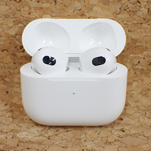 【中古 良品】Apple AirPods エアーポッズ 第3世代 Lightning充電ケース付き MPNY3J/A(PBA980-1)の画像1