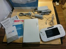 T【ヌ4-72】【100サイズ】Nintendo WiiU ホワイト ニンテンドー 箱あり/通電可 ジャンク扱い/※傷汚れあり_画像2