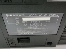 T【3ふ-35】【100サイズ】SANYO サンヨー MR-V2CD CD カセットテープ ラジカセ/通電可 ジャンク扱い/※傷汚れ 錆あり_画像3